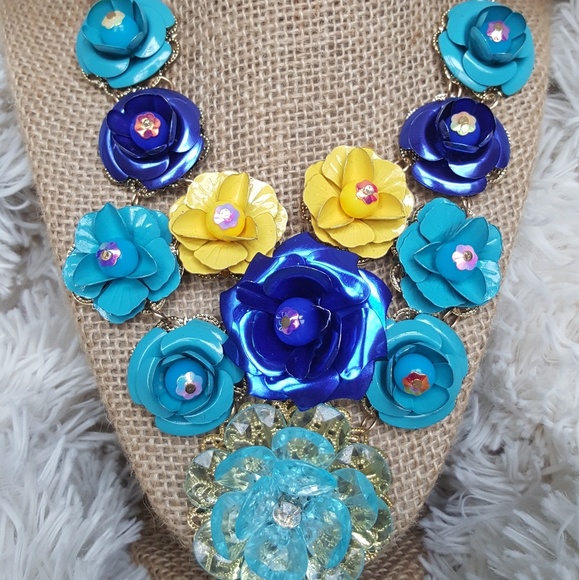 *Only 2 left!* Flower Power Necklace - Picture 1 of 2